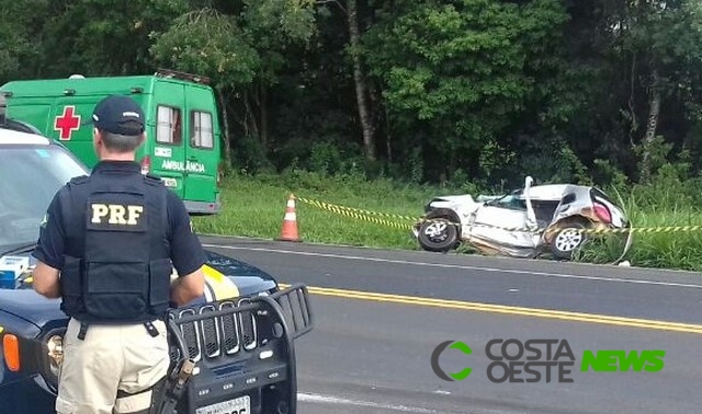 Motorista tenta cruzar a pista e é atingido por caminhão em trevo da BR-277