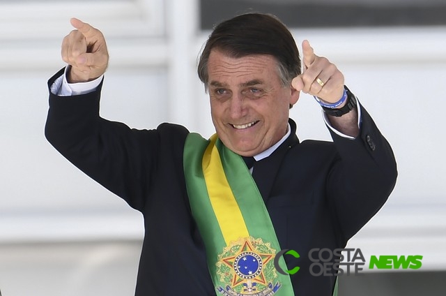 Bolsonaro assina decreto que fixa salário mínimo em R$ 998 em 2019