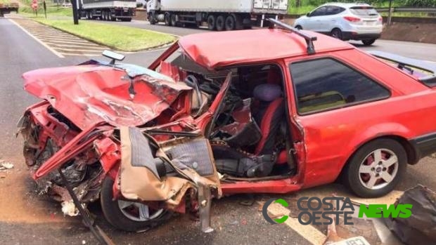 Homem fica gravemente ferido em batida entre carreta e carro na BR 277