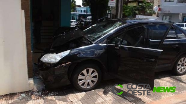 Região: Carro se envolve em batida, atropela pedestres e atinge consultório 