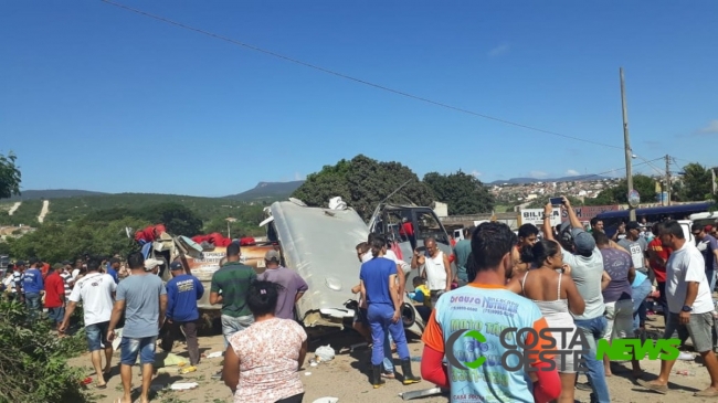 Grave acidente deixa 6 mortos e 23 feridos na BR-242