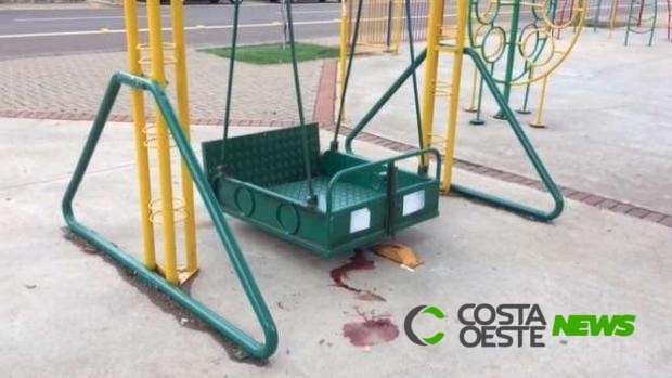 Jovem fica gravemente ferido ao cair de balanço para cadeirantes