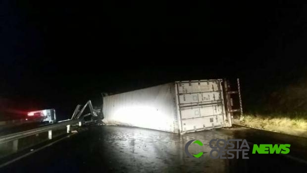 Motorista de caminhão morre em tombamento na BR 376