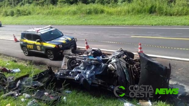 Pneu estoura e caminhão colide frontalmente com carro de Medianeira; condutor morreu na hora