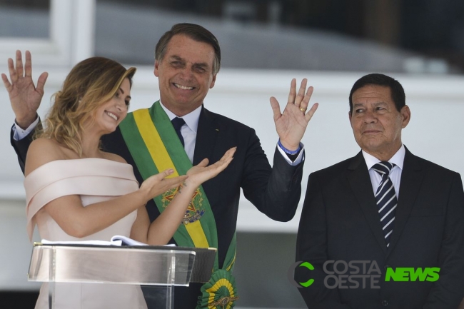 No discurso de posse, Bolsonaro pede apoio para reconstruir o país