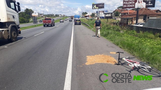 Ciclista enrosca o pé no pedal de bicicleta, invade rodovia e morre atropelado por caminhão