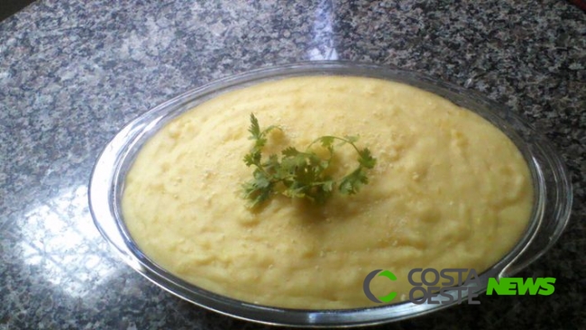 Purê de mandioca com queijo