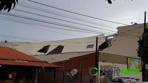 Parede de supermercado cede com a força da chuva e do vento em Foz