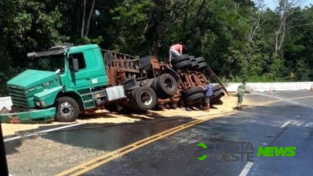 Caminhão carregado de soja tomba na BR 277 