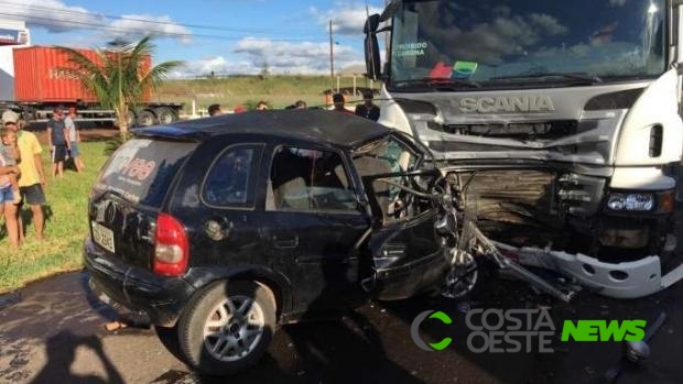 Passageiro de Corsa morre em colisão com carreta na PR 182