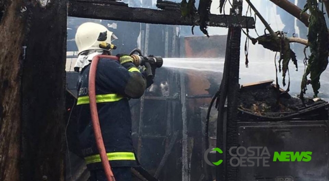Incêndio destrói residência em Santa Terezinha de Itaipu