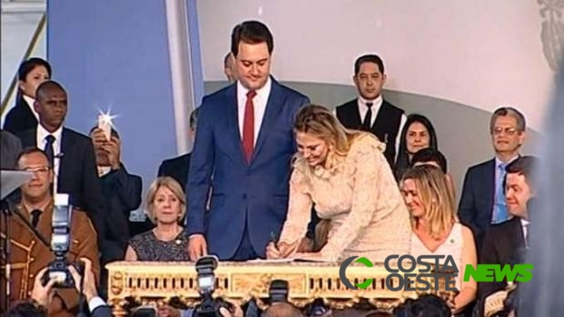 Cida Borghetti transfere cargo para Ratinho Junior em cerimônia simbólica