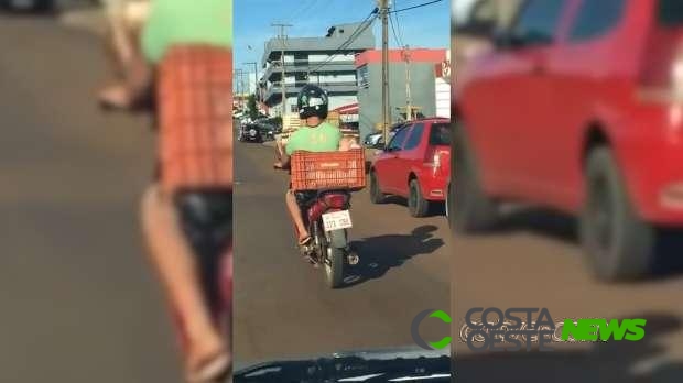 Medianeira: Motociclista é flagrado transportando criança em caixa de supermercado