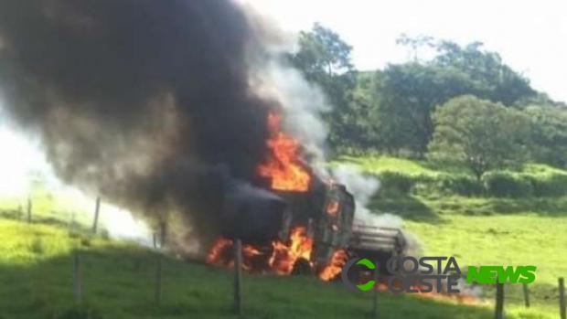 Colheitadeira é destruída por incêndio em Medianeira