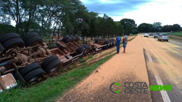 Carreta carregada de soja tomba na BR 277 