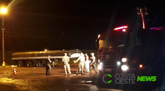 Líquido de carga de couro vaza e caminhoneiros são autuados por crime ambiental