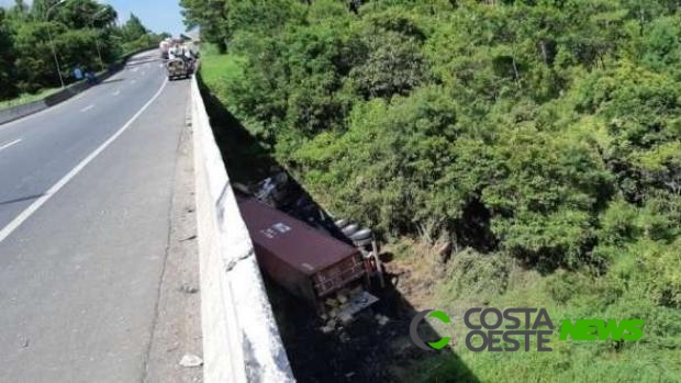 Motorista é socorrido em estado grave após caminhão cair de ponte na BR 116