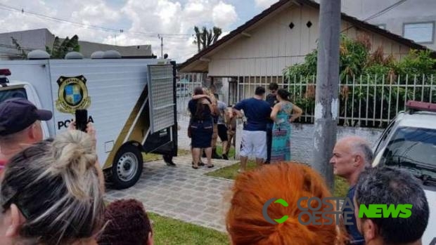 Mãe e filho de três anos são encontrados mortos em residência