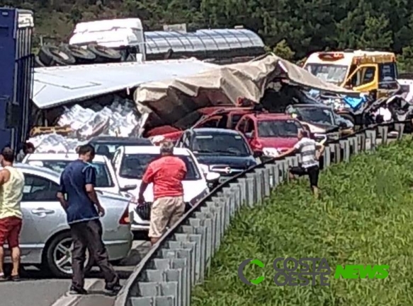Oito pessoas ficam feridas em acidente com 15 veículos no Paraná