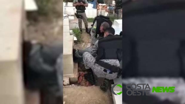 Homem é retirado do túmulo do pai por policiais militares