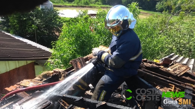 São Miguel: Fogo em churrasqueira acende ninhos de passarinho e causa incêndio em residência