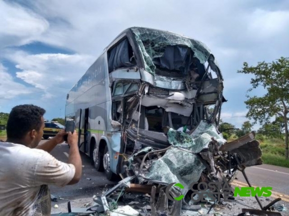 ??nibus do Paraná bate na traseira de caminhão no MS e motorista morre