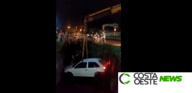 Medianeira: Veículo Gol cai em rio próximo à Prefeitura