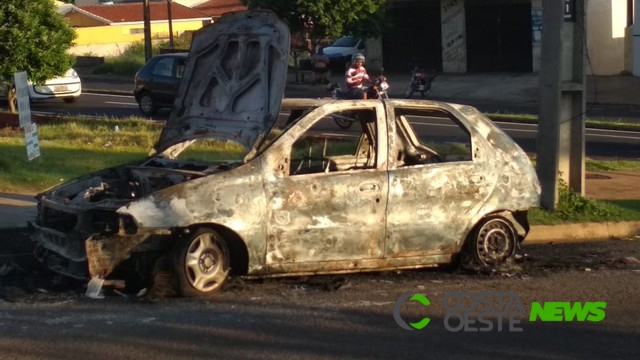 Homem se revolta e ateia fogo no próprio carro, no interior do Paraná