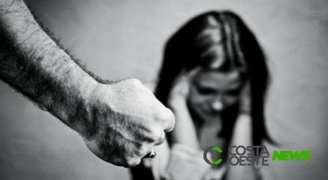 Homem é preso por agredir filha com cinta após publicação em rede social