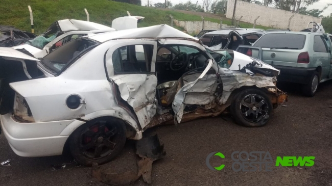Três adultos e um bebê morrem em acidente entre dois carros