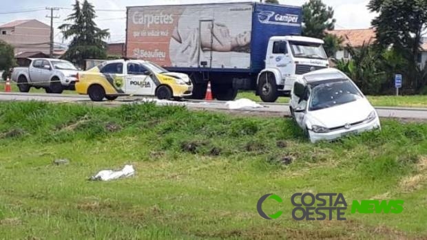 Dupla rouba carro, bate em caminhão e morre em troca de tiros com a PM