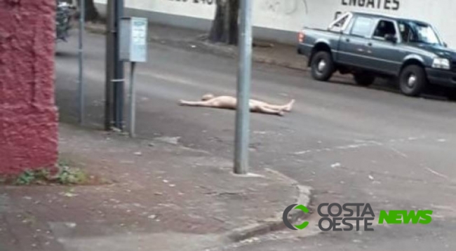 Homem é flagrado dormindo seminu no meio da rua