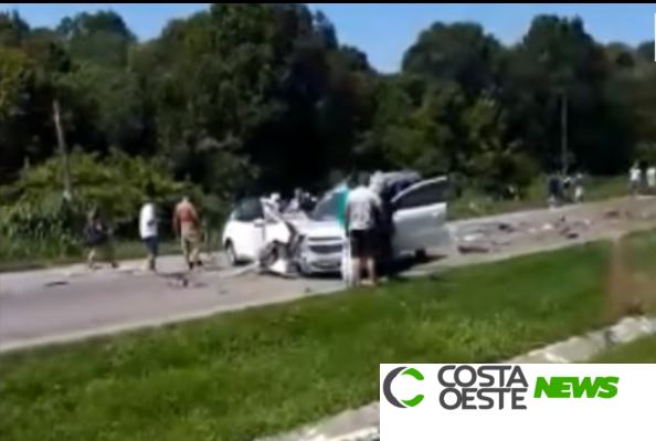 Acidente entre quatro carros e caminhão deixa um morto na BR-277