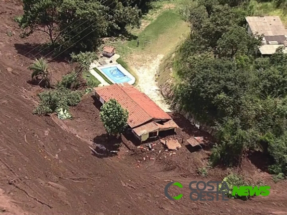 Barragem se rompe e casas são 