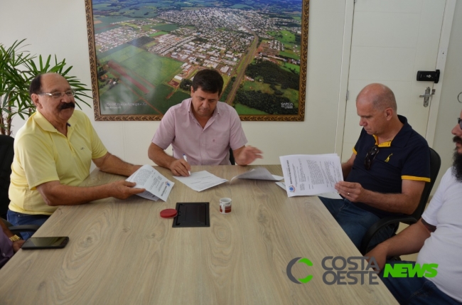 Prefeito assina ordem de serviço para calçamento na Linha Marfim  