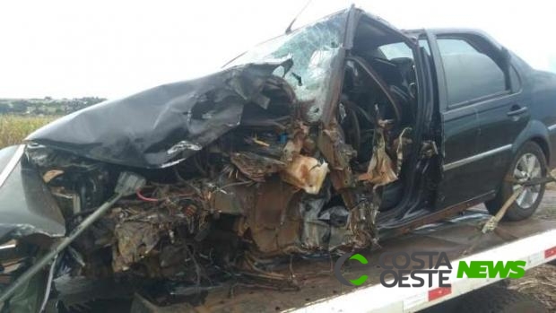 Condutor de automóvel fica em estado grave ao bater contra carreta na BR 163