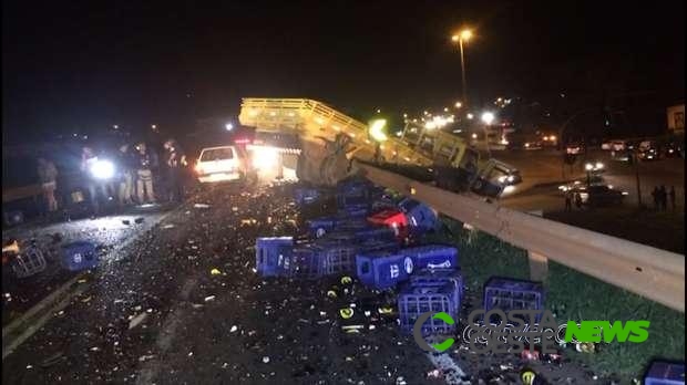 Caminhão carregado com cerveja se envolve em batida na BR 277