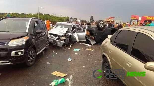 Motorista perde controle e bate em cinco carros; quatro vítimas ficaram feridas