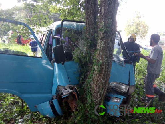 Veículo colide em árvore e motorista foge do local deixando passageiro preso às ferragens