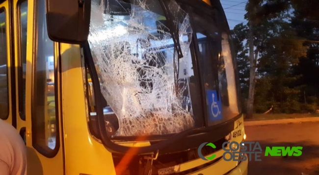 Batida entre moto e ônibus deixa rapaz gravemente ferido