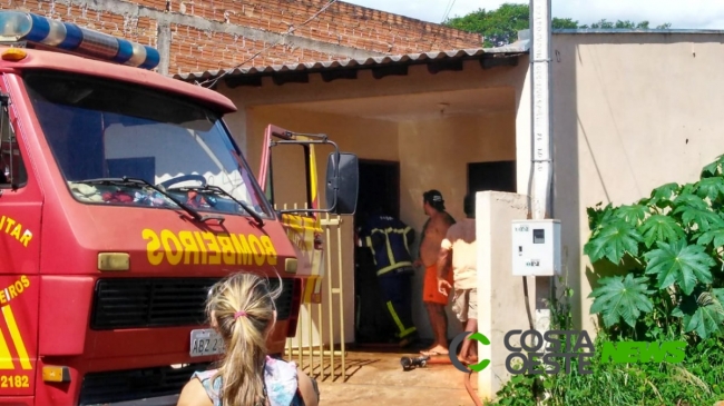 Casa pega fogo em Guaíra e vizinho arrisca a vida para salvar gatos