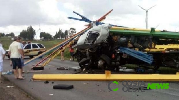 Acidente envolvendo cinco caminhões deixa uma pessoa morta na PRC 280