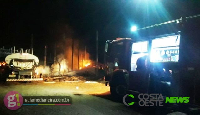 Barracão fica destruído em incêndio no interior de Matelândia durante a madrugada