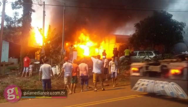 Casa é destruída por incêndio em Agro Cafeeira