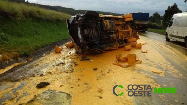 Van carregada com tinta tomba na BR 376 e deixa dois feridos