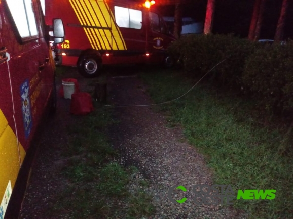 Homem tenta ajudar esposa que enroscou o pé em fio de luz, leva choque e morre 