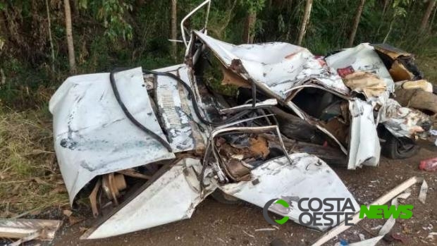 Acidente entre carreta e carro deixa uma pessoa morta e feridos na PRC 280