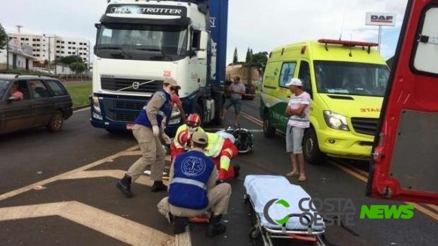 Jovem fica gravemente ferido em batida entre caminhão e moto na BR 277