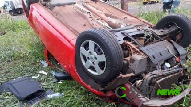 Capotamento deixa dois feridos na PR 317 