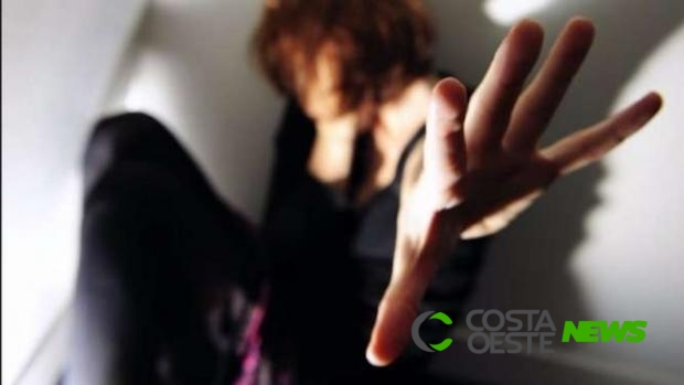 Mulher leva soco do marido e diz que só quer ajuda para encontrar dente quebrado